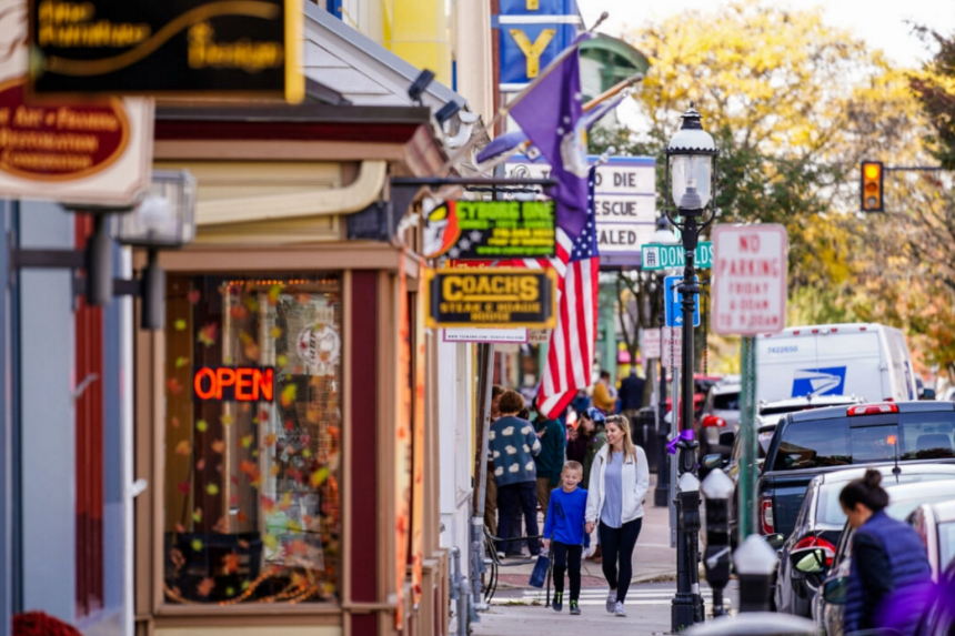 Un grupo de personas pasa por delante de pequeños comercios en Doylestown, Pensilvania, el 4 de noviembre de 2021. (Matt Rourke/Foto AP)
