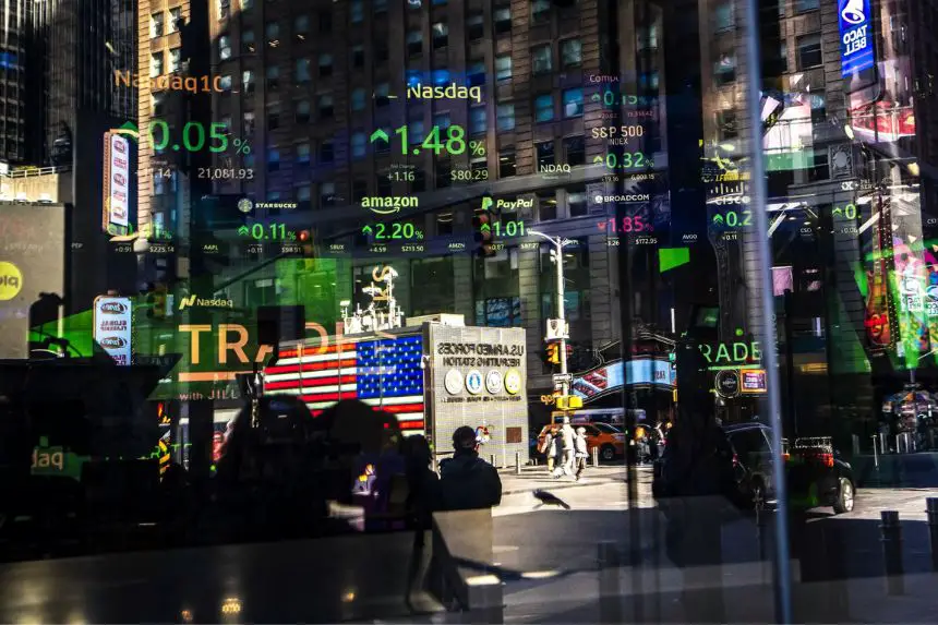 El Nasdaq MarketSite en Times Square, Nueva York, el 2 de marzo de 2024. (Samira Bouaou/The Epoch Times)