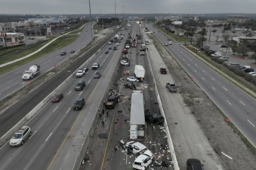 Las autoridades examinan las consecuencias de un accidente mortal en la I-35 en dirección sur cerca de Parmer Lane en Austin, Texas, el 14 de marzo de 2025. 
(Jay Janner/Austin American-Statesman vía AP)
