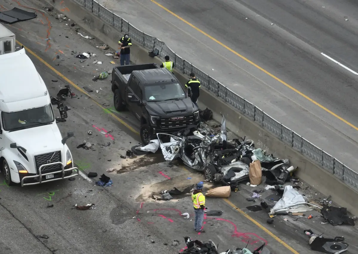 Las autoridades examinan las consecuencias de un accidente mortal en la I-35 en dirección sur cerca de Parmer Lane en Austin, Texas, el 14 de marzo de 2025.<br/>(Jay Janner/Austin American-Statesman vía AP)