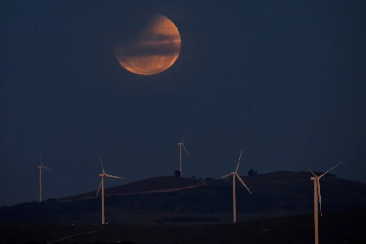 Una luna llena, también conocida como la «Luna de sangre», durante un eclipse parcial en el cielo sobre el lago George, cerca de Canberra, Australia, el 14 de marzo de 2025. (Izhar Khan/AFP a través de Getty Images)