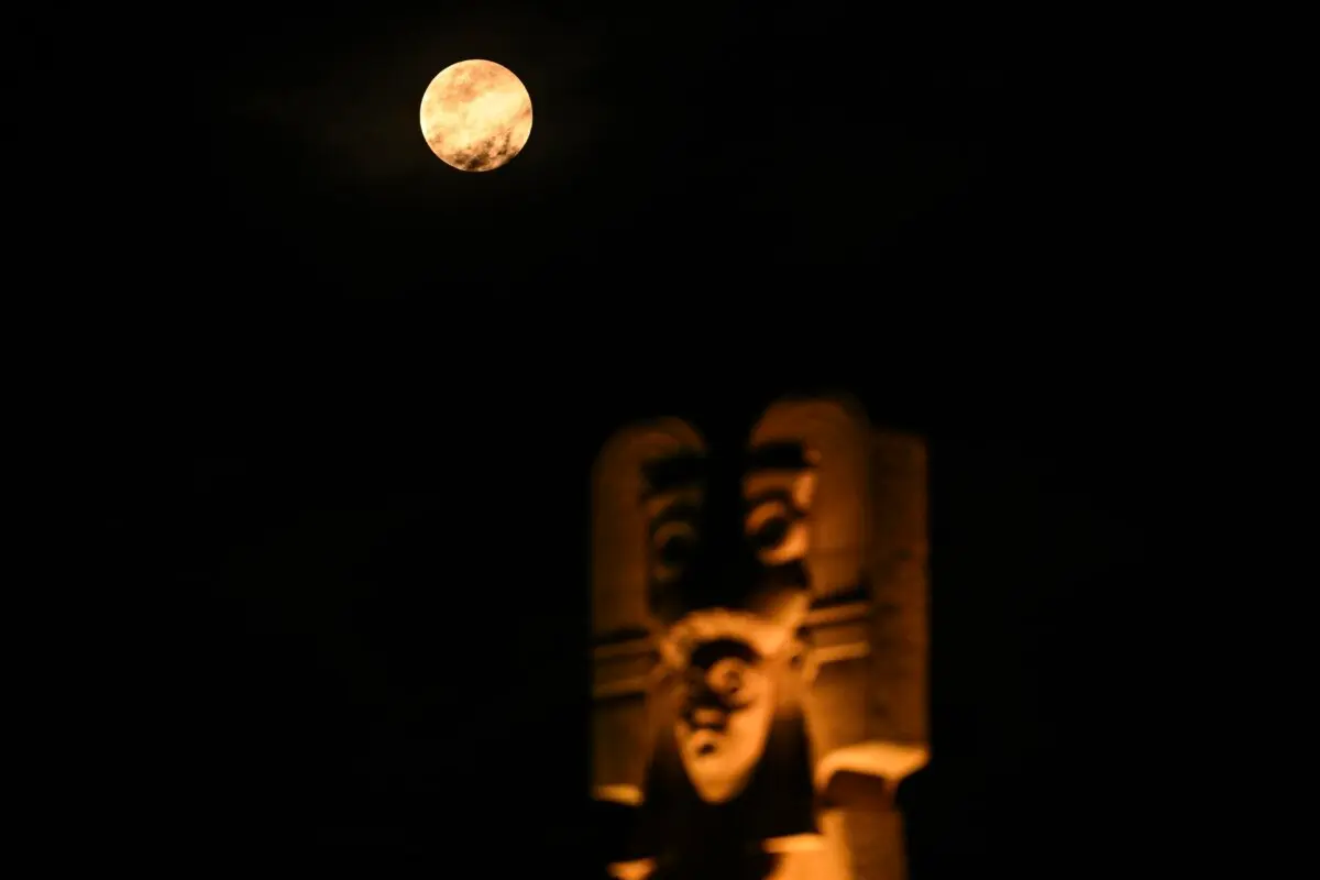 Una luna llena, también conocida como la «luna de sangre», junto al monumento a la «Mujer joven de América» en Ciudad de México, antes del eclipse lunar del 13 de marzo de 2025. (Yuri Corte/AFP a través de Getty Images)