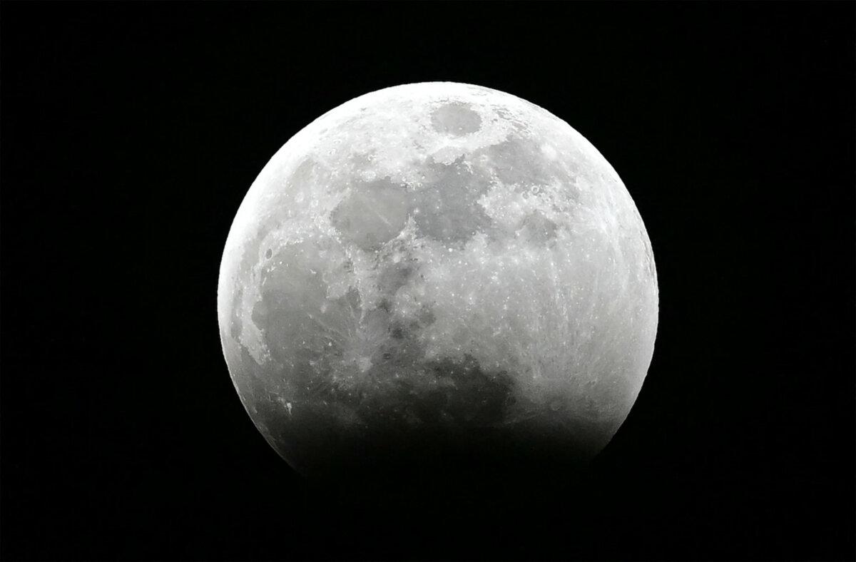 La luna al comienzo del eclipse umbral durante el eclipse lunar de Luna de sangre sobre Los Ángeles el 13 de marzo de 2025. (Frederic J. Brown/AFP a través de Getty Images)