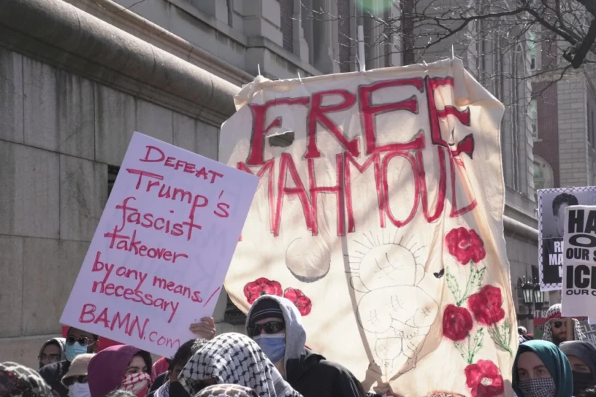 Manifestantes pro-palestinos frente a la Universidad de Columbia, Ciudad de Nueva York, el 14 de marzo de 2025. (Oliver Mantyk/Epoch Times)