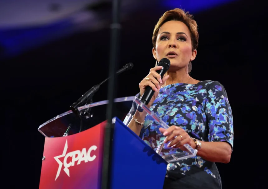 Kari Lake, quien dirige Voice of America (VOA), habla en la Conferencia de Acción Política Conservadora (CPAC) en el Gaylord National Resort Hotel and Convention Center en Oxon Hill, Maryland, el 21 de febrero de 2025. (Kayla Bartkowski/Getty Images)