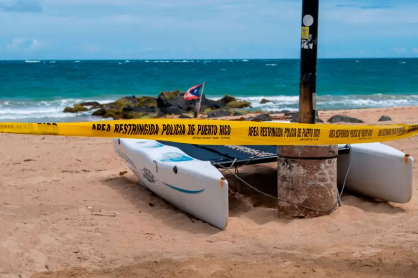 Cinta policial restringe el acceso a la playa en la zona turística de El Condado en San Juan, Puerto Rico, el 18 de marzo de 2020. (Ricardo Arducengo/AFP vía Getty Images)