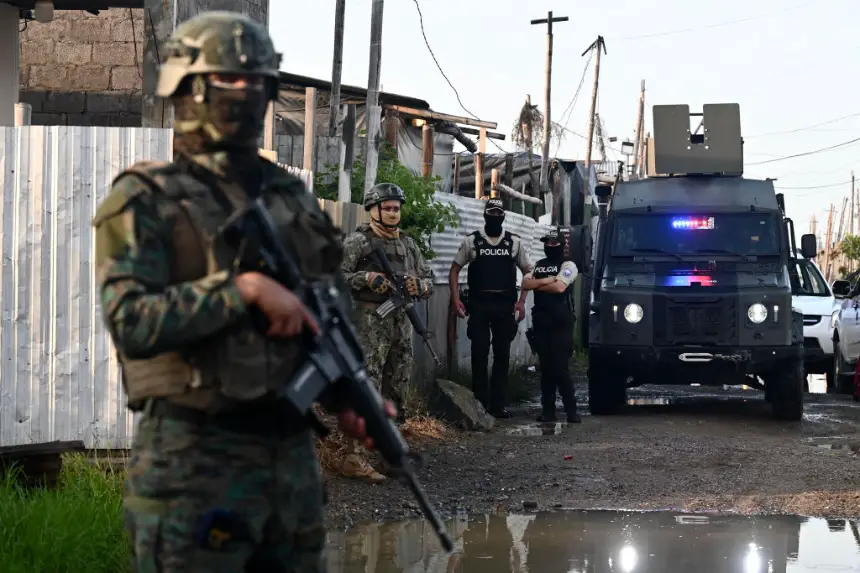 Fuerzas de seguridad ecuatorianas participan en la denominada Operación Tormenta 22, durante la cual se destruyeron varias viviendas utilizadas por bandas del crimen organizado para aislar a las víctimas de secuestro, en Durán, Ecuador, el 14 de marzo de 2025. (Marcos Pin/AFP vía Getty Images)