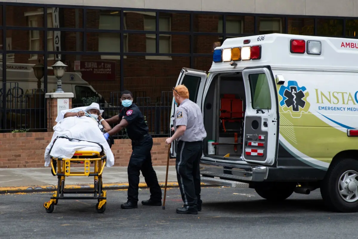 Trabajadores de la salud llevan a un paciente a una ambulancia en Brooklyn, Nueva York, el 7 de octubre de 2020. (Chung I Ho/The Epoch Times)