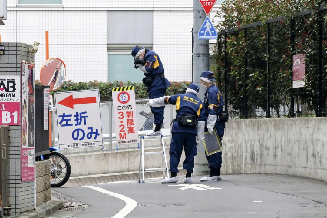 Los investigadores de la policía japonesa trabajan cerca de la escena del apuñalamiento de una mujer en el distrito de Shinjuku, Tokio, el martes 11 de marzo de 2025. (Kyodo News vía AP)