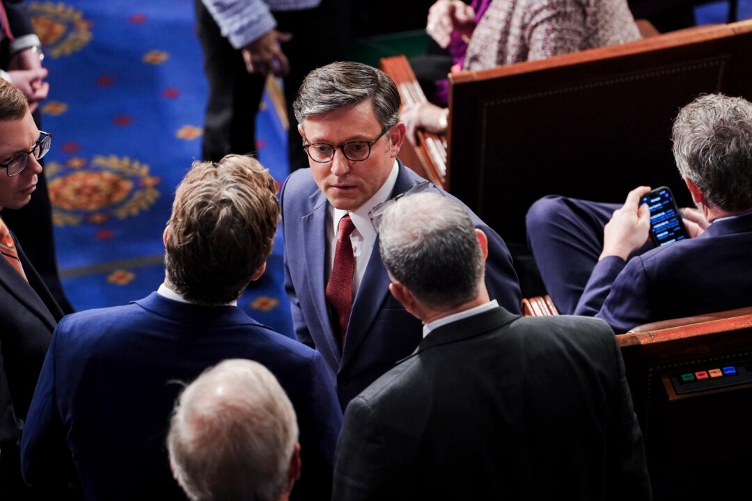 El candidato a presidente de la Cámara de Representantes, Mike Johnson (R-La.), habla con otros legisladores durante la primera sesión del 119.º Congreso en Washington el 3 de enero de 2025. (Madalina Vasiliu/The Epoch Times)
