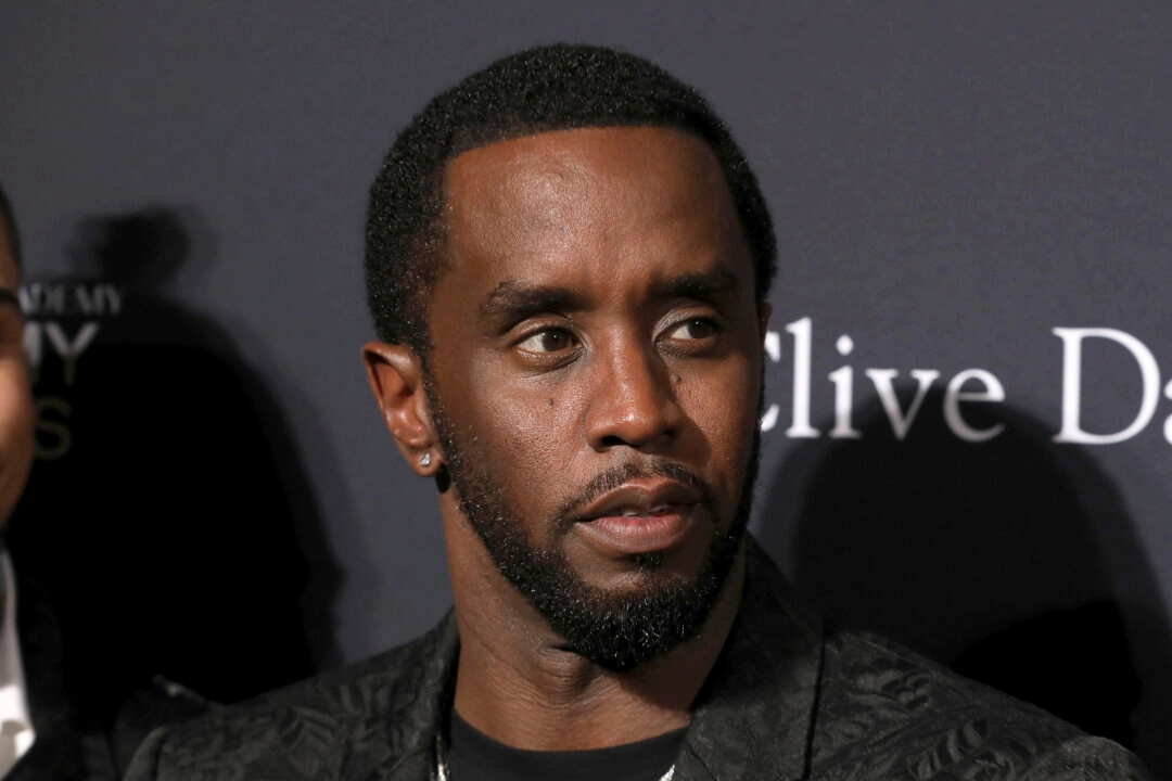 Sean Combs llega a la gala previa a los premios Grammy y homenaje a los iconos de la industria en el hotel Beverly Hilton de Beverly Hills, California, el 25 de enero de 2020. (Mark Von Holden/Invision/AP)