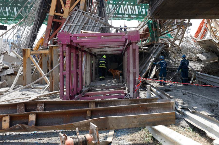 Los escombros tras el accidente durante la construcción de una autopista elevada al sur de Bangkok. EFE/EPA/Narong Sangnak 