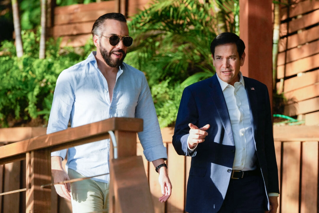 El secretario de Estado de EE.UU., Marco Rubio (d), se reúne con el presidente de El Salvador, Nayib Bukele, en su residencia del lago Coatepeque, en el municipio de El Congo, El Salvador, el 3 de febrero de 2025. (Mark Schiefelbein/Pool/AFP vía Getty Images)