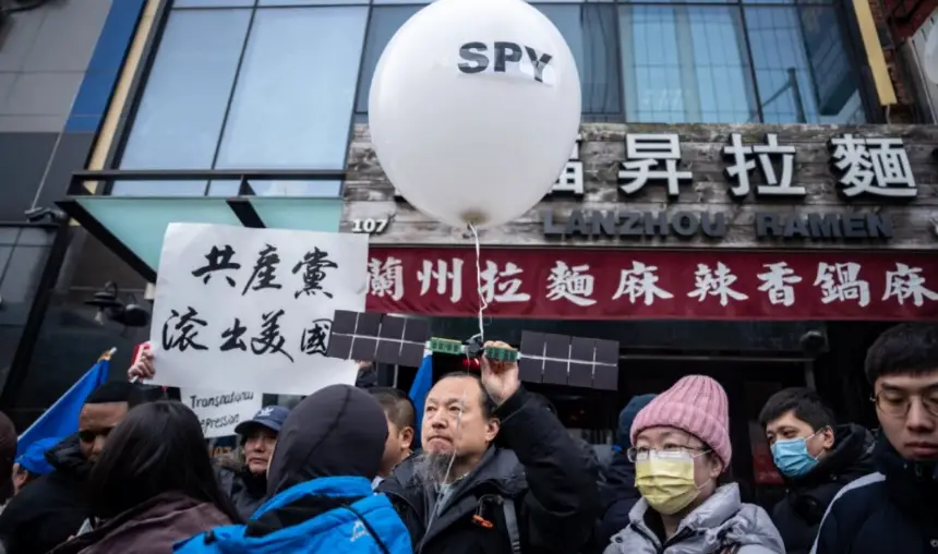 Asistentes a una rueda de prensa y concentración frente a la Asociación America ChangLe, una comisaría secreta de la policía china ya clausurada, en la que se pone de manifiesto la represión transnacional de Pekín, en Nueva York, el 25 de febrero de 2023. (Samira Bouaou/The Epoch Times)
