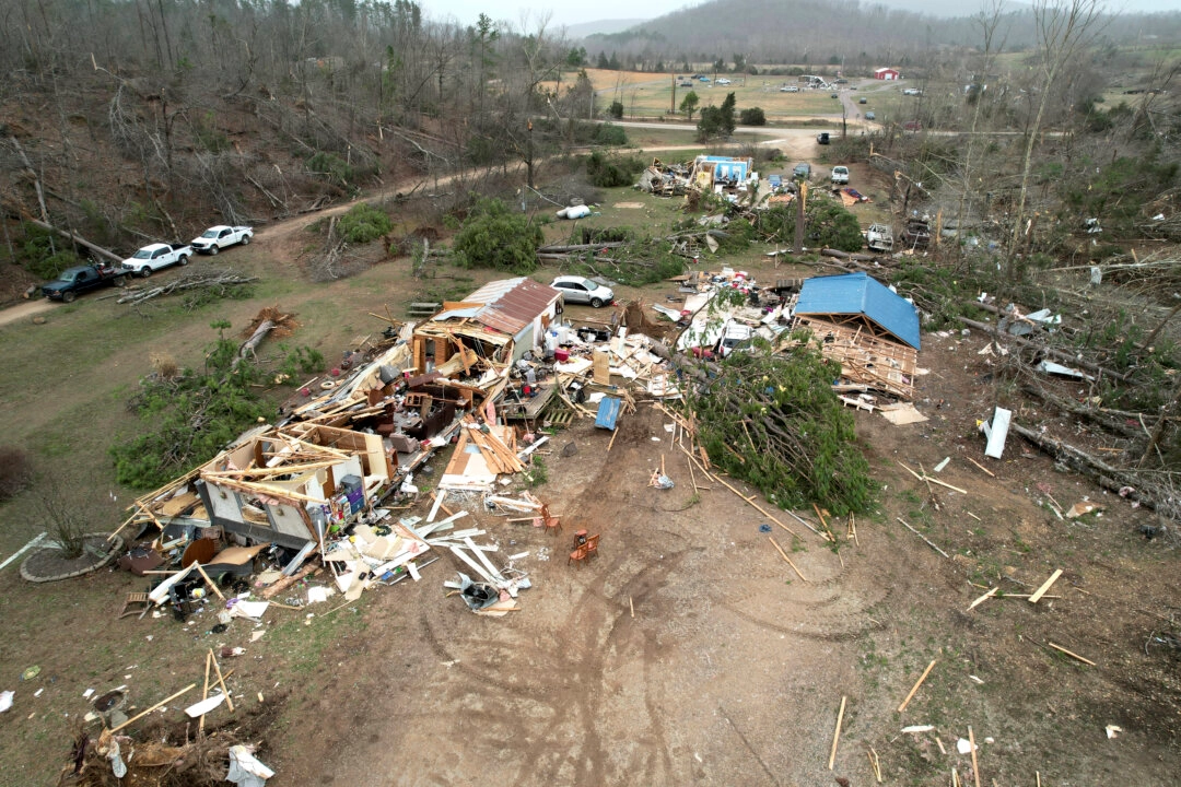 Se observa la destrucción causada por una tormenta severa en el condado de Wayne, Misuri, el sábado 15 de marzo de 2025. (Jeff Roberson / AP Photo)