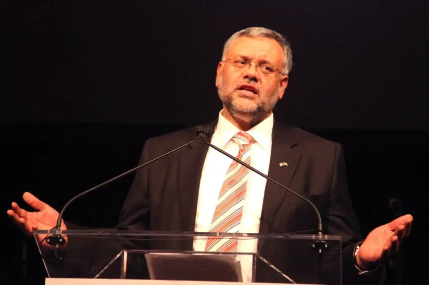 Ebrahim Rasool habla en el escenario de la 19ª Gala Anual de Premios Shared Interest en Nueva York el 18 de marzo de 2013. Donald Bowers/Getty Images para Shared Interest