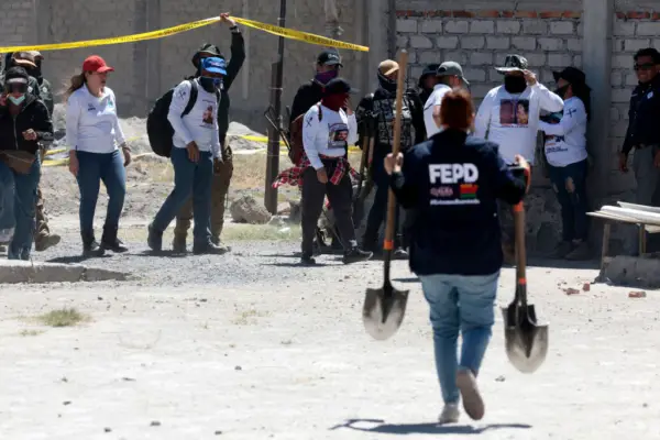 Un miembro de la Fiscalía Especializada para la Atención de Personas Desaparecidas carga palas mientras miembros del colectivo "Guerreros Buscadores" visitan el rancho Izaguirre, donde el 5 de marzo localizaron tres hornos crematorios humanos mientras buscaban a sus familiares desaparecidos en la comunidad de La Estanzuela en Teuchitlán, Jalisco, México, el 13 de marzo de 2025. La Fiscalía General de la República y el gobierno federal investigarán presuntos crematorios clandestinos ubicados en una zona rural del occidental estado mexicano de Jalisco, informaron las autoridades locales el 12 de marzo. (ULISES RUIZ/AFP vía Getty Images)