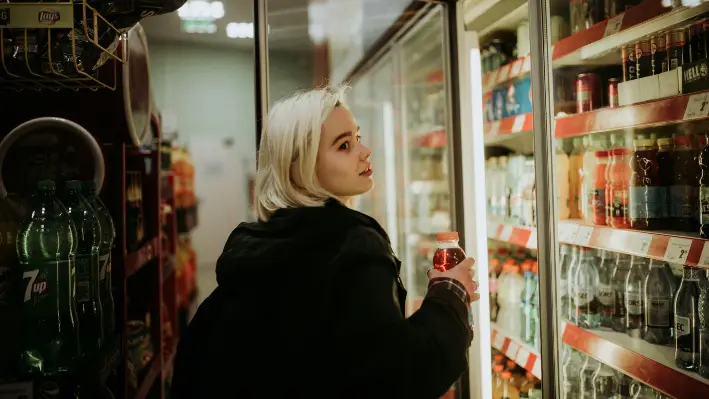 Mujer comprando una bebida azucarada. (Robert Nagy/Pexels)