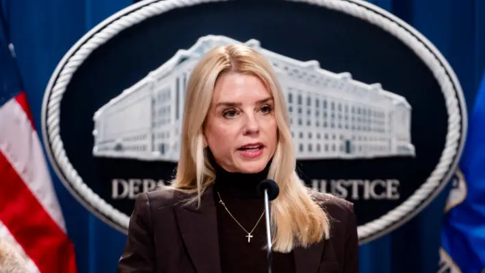 La fiscal general Pam Bondi habla durante una conferencia de prensa en el Departamento de Justicia, en Washington, el 12 de febrero de 2025. (Madalina Vasiliu/The Epoch Times)