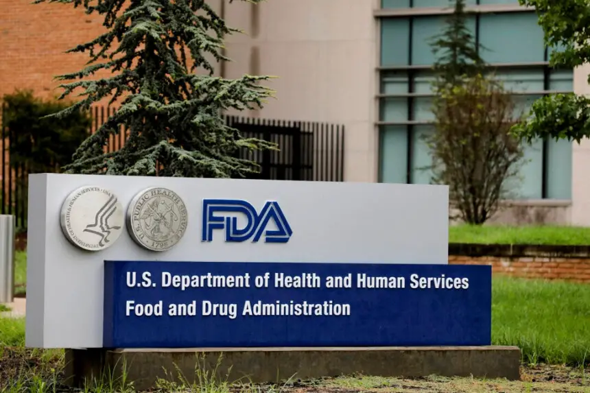 Un letrero en el exterior de la sede de la Administración de Alimentos y Medicamentos (FDA) en White Oak, Maryland, el 29 de agosto de 2020. Andrew Kelly/File Photo /Reuters