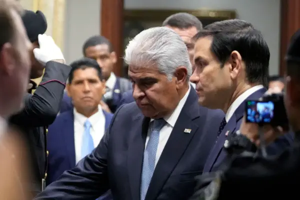 El presidente de Panamá, José Raúl Mulino (centro), y el secretario de Estado de EE. UU., Marco Rubio, llegan a una reunión en el palacio presidencial de la Ciudad de Panamá el 2 de febrero de 2025. (MARK SCHIEFELBEIN/POOL/AFP vía Getty Images)