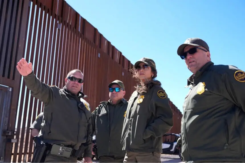 La Secretaria de Seguridad Nacional Kristi Noem (2da R) durante un recorrido a lo largo del muro fronterizo de Nogales en el Puerto de Entrada Mariposa en Nogales, Arizona, el 15 de marzo de 2025. Alex Brandon/Pool/AFP vía Getty Images
