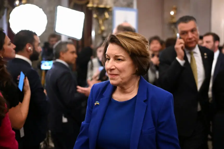 La senadora Amy Klobuchar (D-Minn.) se marcha después de que el presidente Donald Trump se dirigiera a una sesión conjunta del Congreso en la Cámara de Representantes del Capitolio de Estados Unidos el 4 de marzo de 2025. Alex Wroblewski/AFP vía Getty Images