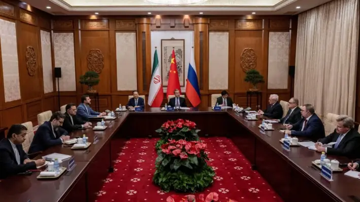 El ministro de Asuntos Exteriores de China, Wang Yi, el viceministro de Asuntos Exteriores de Rusia, Serguéi Ryabkov, y el viceministro de Asuntos Exteriores de Irán, Kazeem Gharibabadi, asisten a una reunión sobre la cuestión nuclear iraní en la Casa de Huéspedes de Estado Diaoyutai en Beijing, China, el 14 de marzo de 2025. (Reuters)