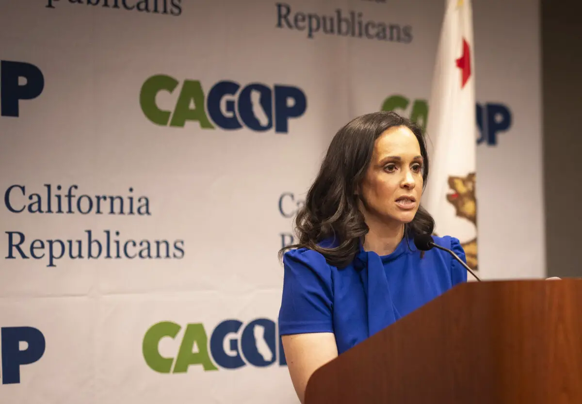 La presidenta saliente de la CAGOP, Jessica Milan Patterson, habla en Sacramento, California, el 15 de marzo de 2025. (John Fredricks/The Epoch Times).speaks in Sacramento, Calif., on Marzo 15, 2025. (John Fredricks/The Epoch Times).