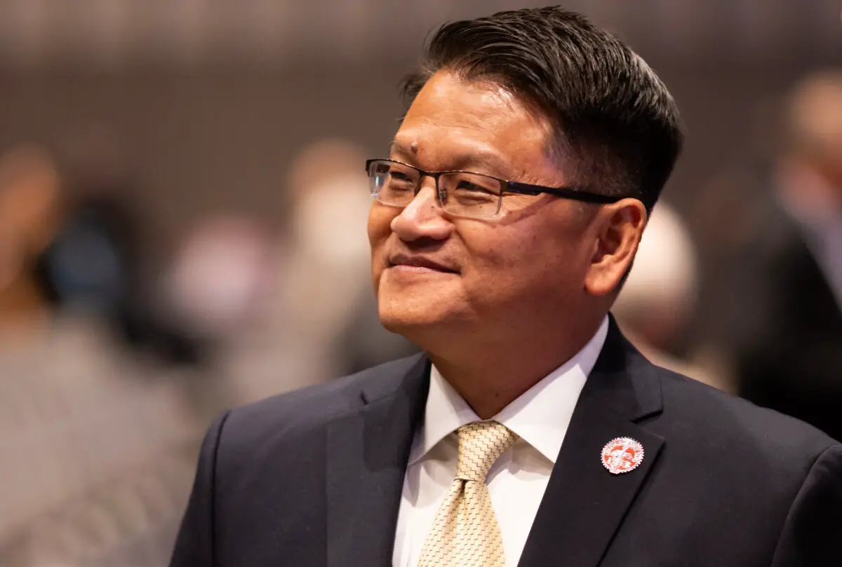 El vicepresidente de la CAGOP, John Park, saluda a sus compañeros republicanos en la convención de la CAGOP en Sacramento, California, el 16 de marzo de 2025. (John Fredricks/The Epoch Times).