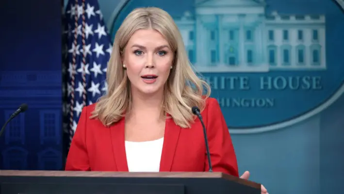 La secretaria de prensa de la Casa Blanca, Karoline Leavitt, habla durante la rueda de prensa diaria en la Sala de Prensa James Brady de la Casa Blanca, el 25 de febrero de 2025. (Alex Wong/Getty Images)