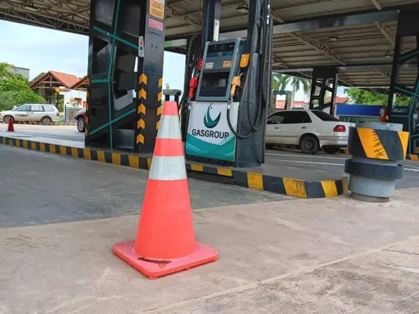 Un taxi está estacionado en una gasolinera vacía en Santa Cruz el 12 de marzo de 2025. (Autumn Spredemann/The Epoch Times)