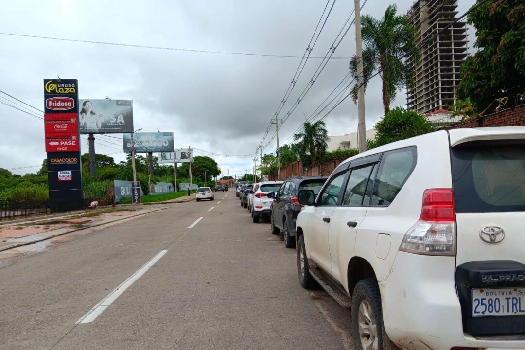 Una fila de coches que supera una milla esperando para llenar el depósito en una gasolinera de Santa Cruz, Bolivia. (Autumn Spredemann/The Epoch Times)