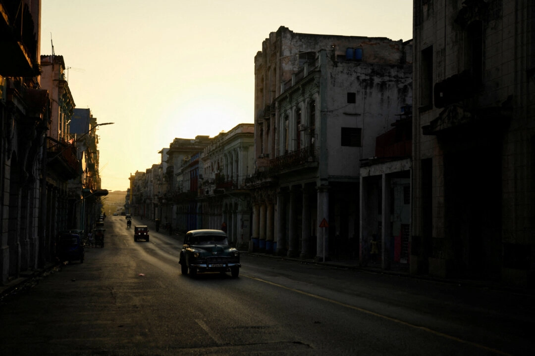 Coches circulan por una calle durante un colapso de la red eléctrica nacional, en La Habana, Cuba, el 15 de marzo de 2025. (Norlys Pérez/Reuters)