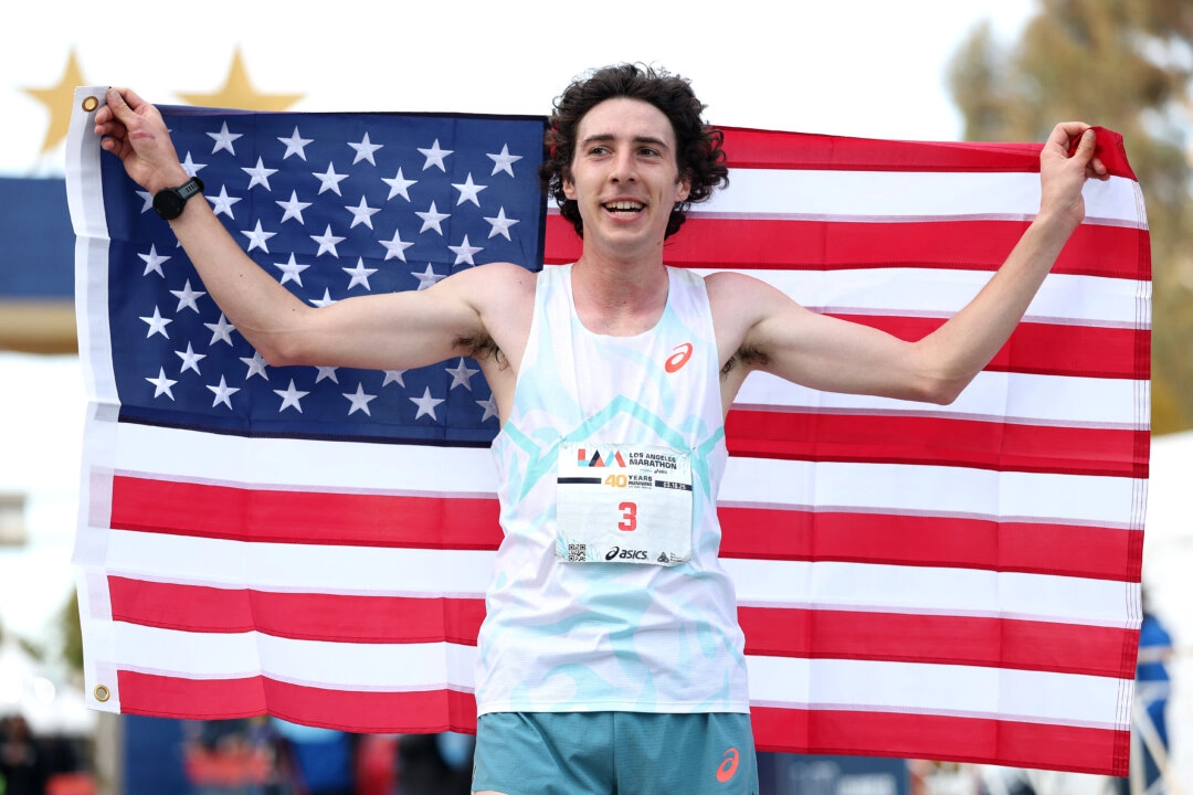 El estadounidense Matt Richtman celebra tras cruzar la línea de meta y ganar el maratón de Los Ángeles de 2025 en Westfield Century City, Los Ángeles, el 16 de marzo de 2025. (Luke Hales/Getty Images)