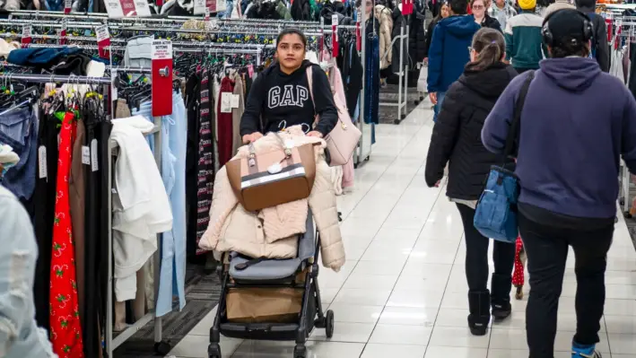 La gente compra durante el Viernes Negro en un centro comercial de Hanover, Maryland, el 29 de noviembre de 2024. (Madalina Vasiliu/The Epoch Times)