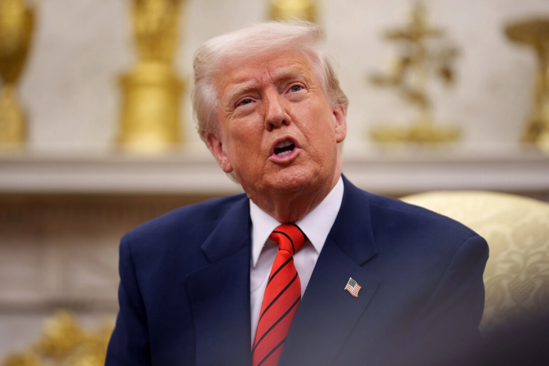 El presidente Donald Trump habla durante una reunión con el secretario general de la OTAN, Mark Rutte, en el Despacho Oval de la Casa Blanca en Washington, el 13 de marzo de 2025. (Andrew Harnik/Getty Images)