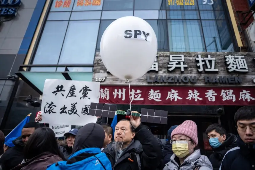 Asistentes a una rueda de prensa y una concentración frente a la America ChangLe Association, una comisaría secreta de la policía china ya clausurada, en la que se pone de relieve la represión transnacional de Pekín, en Nueva York, el 25 de febrero de 2023. Samira Bouaou/The Epoch Times