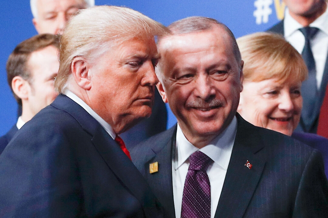 El presidente de Estados Unidos, Donald Trump (izq.), y el presidente de Turquía, Recep Tayyip Erdogan (der.), abandonan el escenario tras la foto familiar para dirigirse a la sesión plenaria de la cumbre de la OTAN en el hotel Grove de Watford, al noreste de Londres, el 4 de diciembre de 2019. (Foto de PETER NICHOLLS/POOL/AFP vía Getty Images)