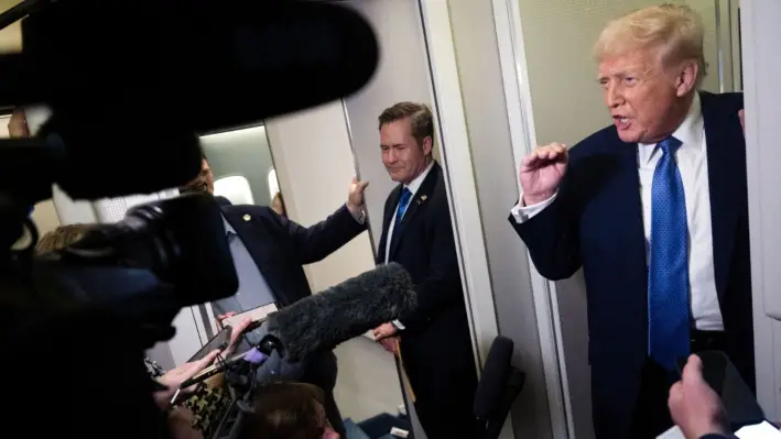 El presidente Donald Trump habla con periodistas a bordo del Air Force One, el 16 de marzo de 2025. (Brendaon Smialowski/AFP vía Getty Images)