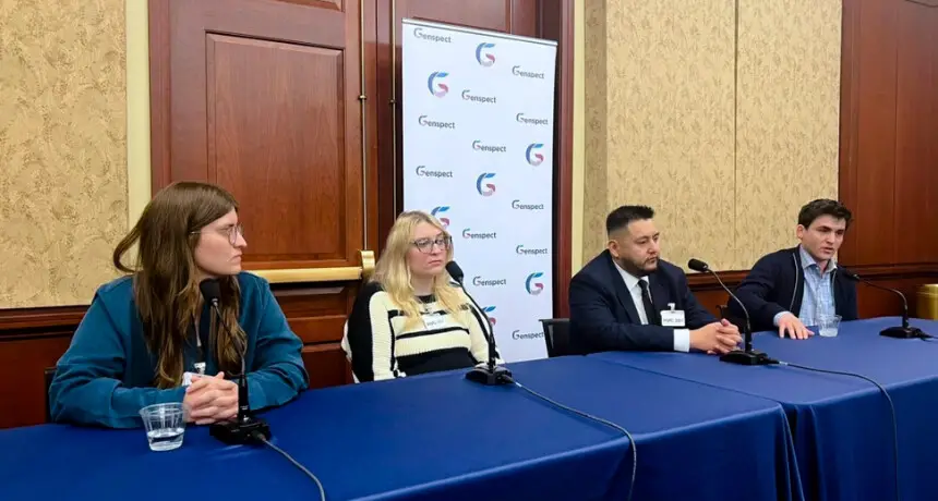 (De izquierda a derecha) Los detransicionistas Soren Adelson, Laura Becker, Abel García y Forrest Smith hablan en una sesión informativa en el Capitolio para el Día de la Concientización sobre las Detrans, en Washington, el 12 de marzo de 2025. (Cortesía de Genspect)