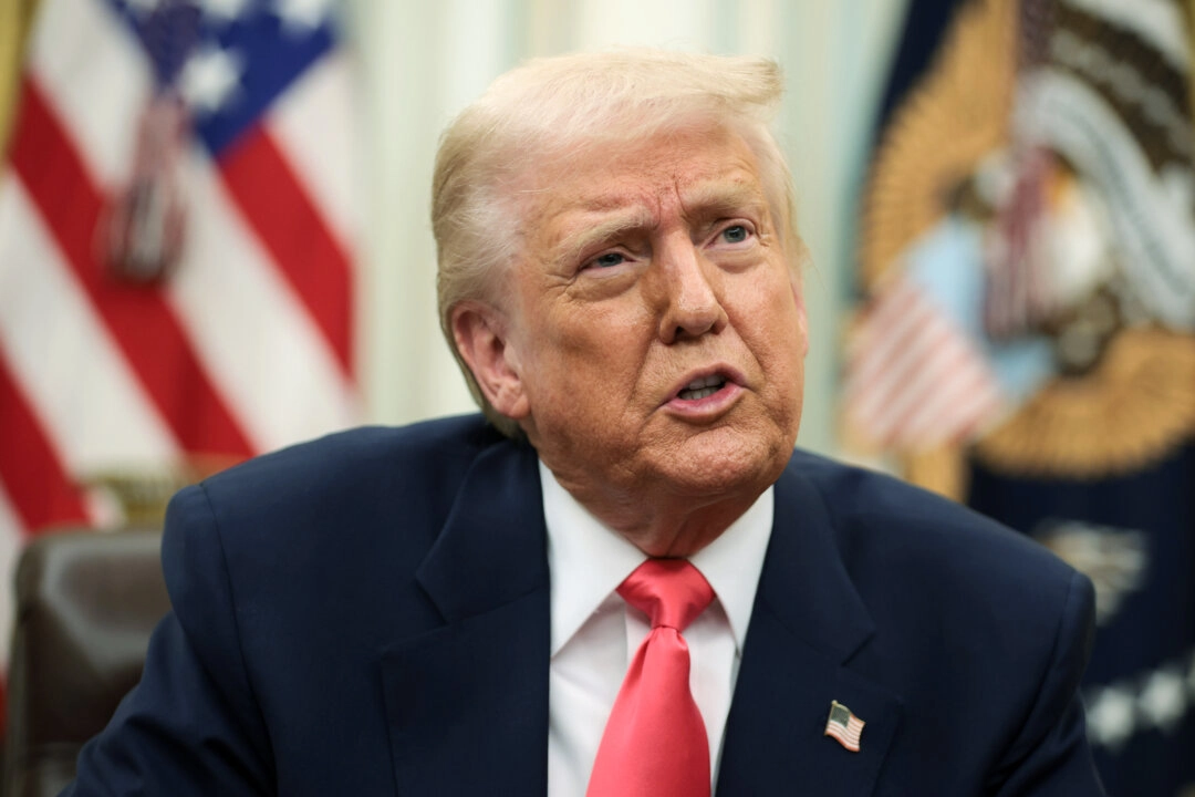 El presidente Donald Trump habla mientras firma órdenes ejecutivas en el Despacho Oval de la Casa Blanca en Washington el 6 de marzo de 2025. (Alex Wong/Getty Images)