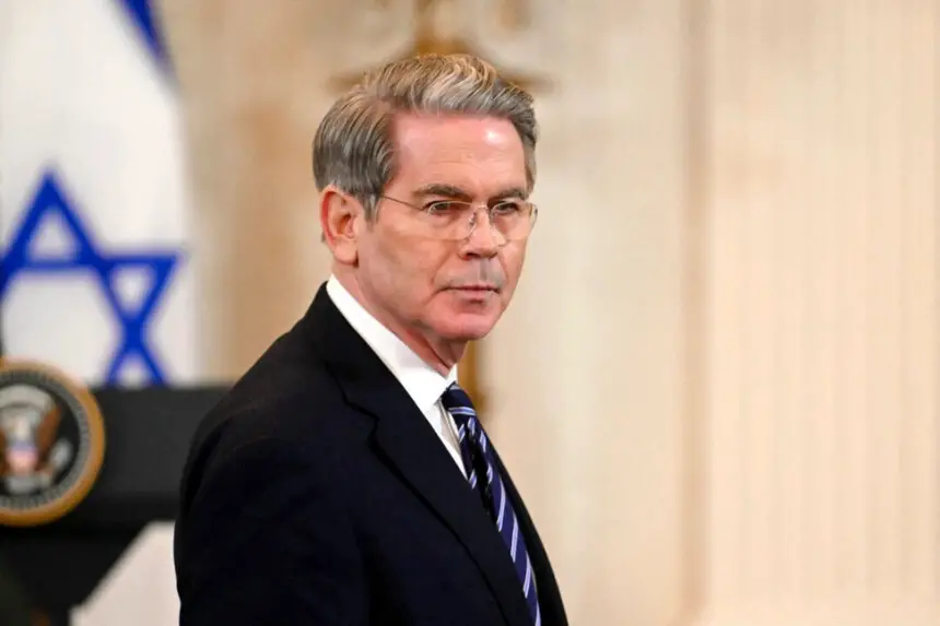 El secretario del Tesoro, Scott Bessent, llega a una rueda de prensa con el presidente estadounidense y el primer ministro israelí en la Sala Este de la Casa Blanca en Washington el 4 de febrero de 2025. Jim Watson/AFP vía Getty Images