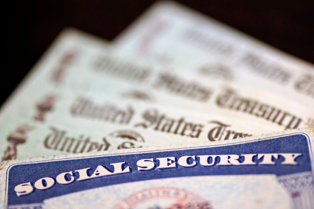 Una tarjeta de la Seguridad Social junto a cheques del Tesoro de EE. UU. en Washington el 14 de octubre de 2021. (Kevin Dietsch/Getty Images)