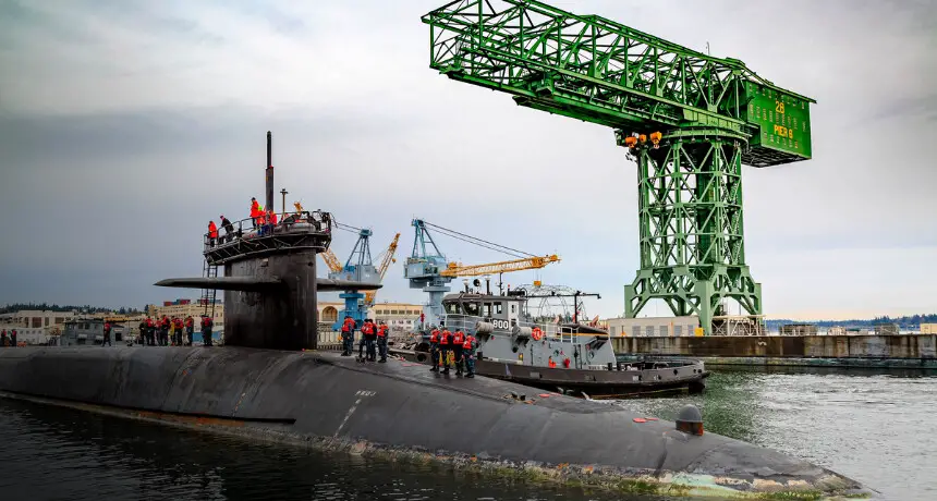 El submarino de misiles guiados USS Ohio (SSGN 726) llega a la Base Naval de Kitsap-Bremerton para comenzar un período de mantenimiento importante en el Astillero Naval y la Instalación de Mantenimiento Intermedio de Puget Sound en Bremerton, Washington, el 4 de abril de 2017. (Jeremy Moore/Liberado/Marina de los EE. UU.)