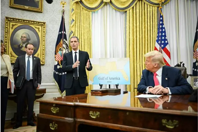 El director ejecutivo de la naviera francesa CMA CGM, Rodolphe Saade, habla antes de que el presidente Donald Trump firme las órdenes ejecutivas en el Despacho Oval el 6 de marzo de 2025. (Mandel Ngan/AFP vía Getty)