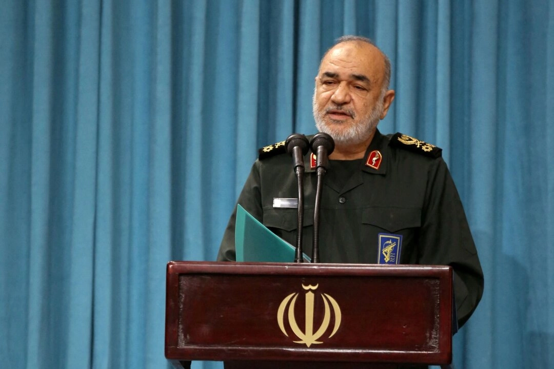 El comandante en jefe del Cuerpo de la Guardia Revolucionaria Islámica (IRGC), el general de división Hossein Salami, habla durante una reunión con el líder supremo iraní, el ayatolá Ali Jamenei, en Teherán, Irán, el 17 de agosto de 2023. (Oficina del líder supremo iraní/WANA (Agencia de Noticias de Asia Occidental) a través de Reuters)