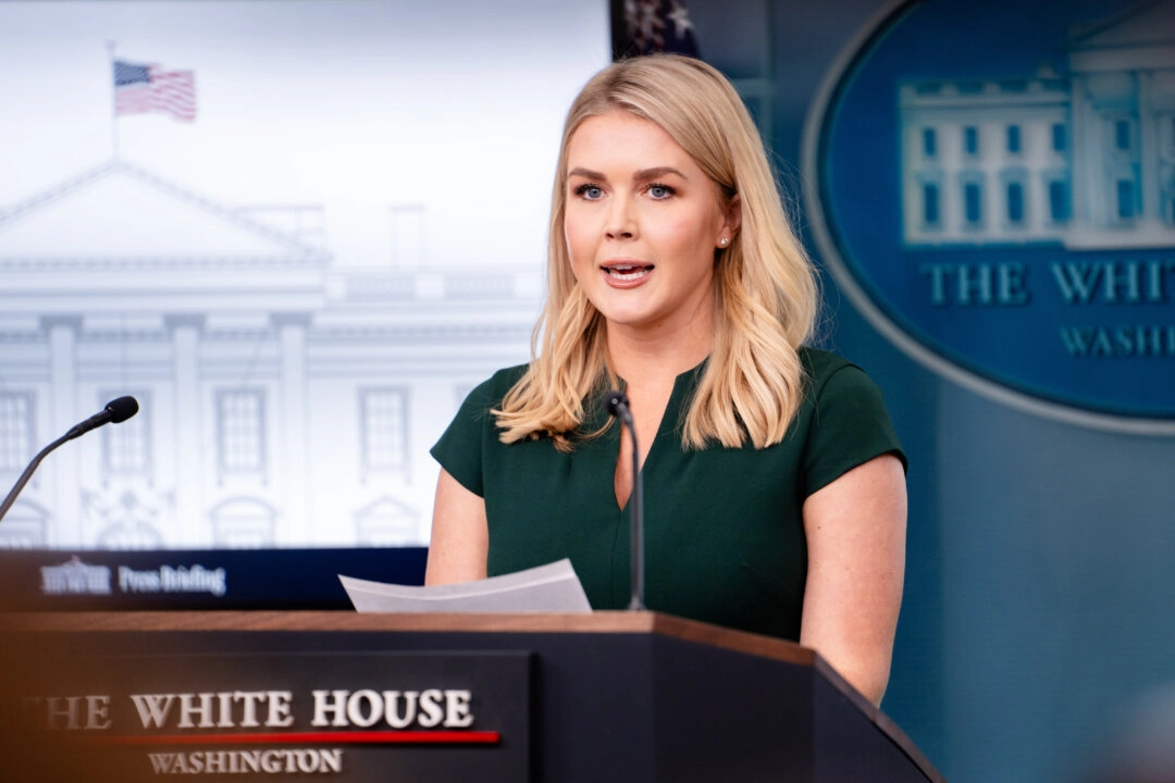 La secretaria de prensa de la Casa Blanca, Karoline Leavitt, habla durante una rueda de prensa en la Casa Blanca en Washington el 17 de marzo de 2025. (Madalina Vasiliu/The Epoch Times)