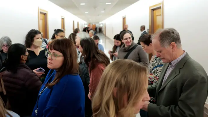 Trabajadores federales recientemente despedidos caminan por el edificio de oficinas del Senado Dirksen después de reunirse con miembros del personal del senador Bill Cassidy (R-La.), en Washington, el 25 de febrero de 2025. (Anna Moneymaker/Getty Images)