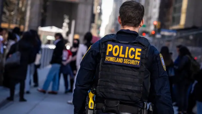 Un oficial del Departamento de Seguridad Nacional hace guardia en el número 26 de Federal Plaza, en la ciudad de Nueva York, el 10 de marzo de 2025. (David Dee Delgado/Getty Images)